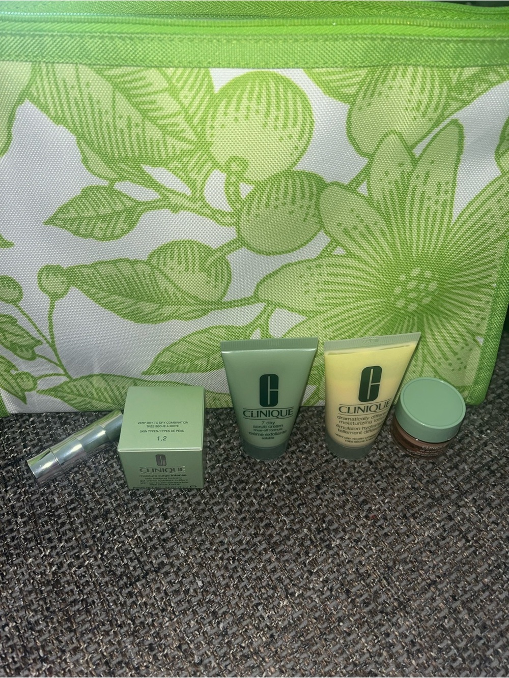 New Clinique 5 Piece Set w/cute pouch!
